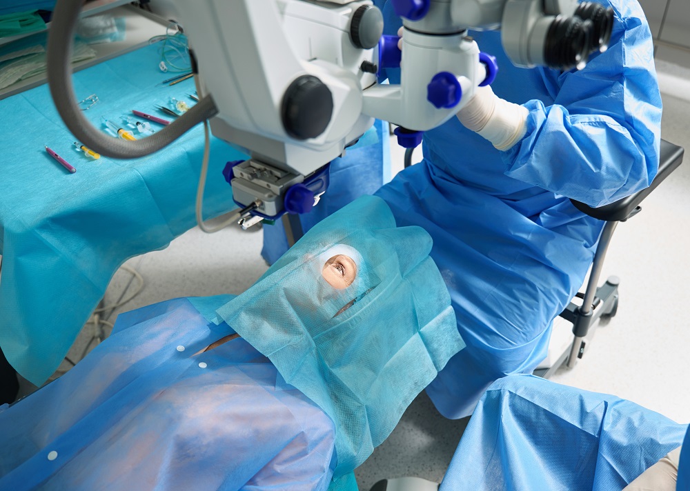 Surgeons preparing for blade-free cataract eye surgery